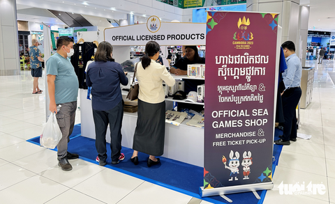 Chưa khai mạc, linh vật SEA Games 32 đã 'cháy hàng' - Ảnh 4. Quầy lưu niệm SEA Games 32 tại AEON Mall - Ảnh: N.K