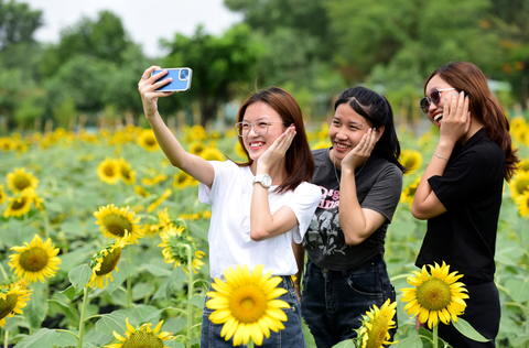 Người dân đổ về các điểm vui chơi ngày đầu nghỉ lễ - Ảnh 1. Người dân đổ về các điểm vui chơi ngày đầu nghỉ lễ - Ảnh 1.