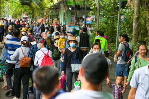 Người dân đổ về các điểm vui chơi ngày đầu nghỉ lễ - Ảnh 5. Người dân đổ về các điểm vui chơi ngày đầu nghỉ lễ - Ảnh 5.