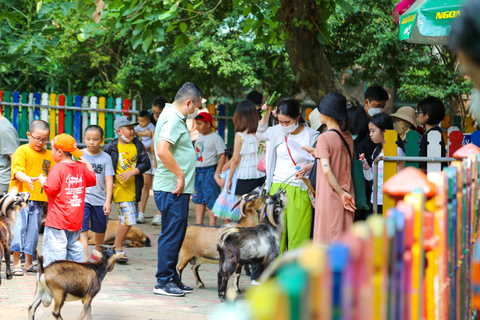 Người dân đổ về các điểm vui chơi ngày đầu nghỉ lễ - Ảnh 7. Người dân đổ về các điểm vui chơi ngày đầu nghỉ lễ - Ảnh 7.