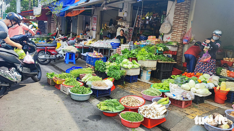 Ngày đầu đợt nghỉ Lễ 30-4: Hàng hoá dồi dào, khách vui chơi mua sắm không quá đông - Ảnh 4. Sáng 29-4, hàng hoá tại một chợ lẻ trên đường Nguyễn Xí (Q.Bình Thành) khá dồi dào nhưng không có quá đông khách mua