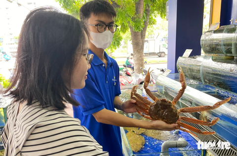 Ngày đầu đợt nghỉ Lễ 30-4: Hàng hoá dồi dào, khách vui chơi mua sắm không quá đông - Ảnh 7. Các loại hải sản ngoại nhập cũng khá hút khách dịp này. Trong ảnh: Cua tuyết nhập khẩu được một cửa hàng tại Quận 1 bán ra với giá hơn 1,6 triệu đồng/kg