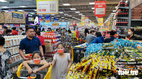 Ngày đầu đợt nghỉ Lễ 30-4: Hàng hoá dồi dào, khách vui chơi mua sắm không quá đông - Ảnh 8. Trong sáng 29-4, lượng khách đến các siêu thị đã tăng so với ngày thường nhưng không quá đông đúc