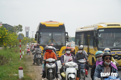 Đường về miền Tây kẹt xe khắp nơi - Ảnh 7. Đường về miền Tây kẹt xe khắp nơi - Ảnh 7.