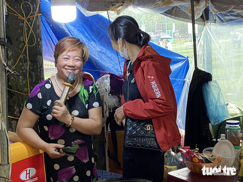 Chủ quán yêu văn nghệ chiều khách uống nước bằng sắm bộ hát karaoke di động phục vụ khách miễn phí - Ảnh: THIÊN ĐIỂU Chủ quán yêu văn nghệ chiều khách uống nước bằng cách sắm bộ hát karaoke di động phục vụ khách miễn phí