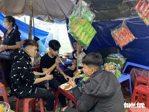 Nhóm thanh niên hát karaoke vui vẻ trong quán nước của chị chủ quán yêu văn nghệ Nhóm thanh niên hát karaoke vui vẻ trong quán nước của chị chủ quán yêu văn nghệ