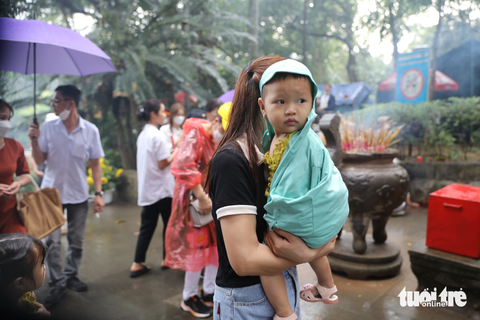 Những em bé được mẹ đến dâng hương các vua Hùng Những em bé được mẹ đưa đến cùng dâng hương các vua Hùng