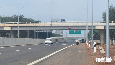 Vừa thông xe, cao tốc Dầu Giây - Phan Thiết kẹt xe kéo dài trước trạm thu phí - Ảnh 6. Vẫn có xe máy chạy bon bon trên cao tốc Dầu Giây - Phan Thiết