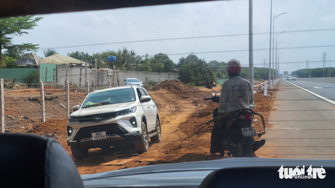Vừa thông xe, cao tốc Dầu Giây - Phan Thiết kẹt xe kéo dài trước trạm thu phí - Ảnh 7. Nhiều ô tô chạy từ dường dân sinh để vào cao tốc Dầu Giây - Phan Thiết