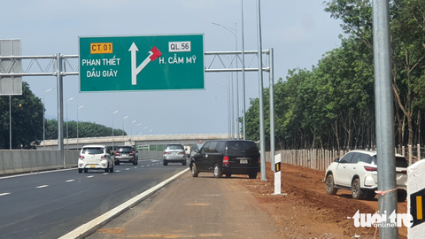 Vừa thông xe, cao tốc Dầu Giây - Phan Thiết kẹt xe kéo dài trước trạm thu phí - Ảnh 8. Các xe "mò" từ đường dân sinh ra đường cao tốc rất nguy hiểm, tiềm ẩn nguy cơ tai nạn