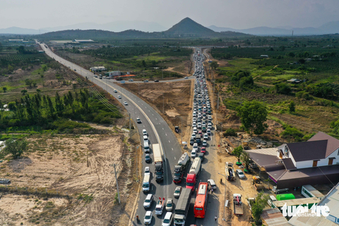 Ngày đầu khai thác, tắc nghẽn cả đầu vào - đầu ra cao tốc Phan Thiết - Dầu Giây - Ảnh 1. Ngày đầu khai thác, tắc nghẽn cả đầu vào - đầu ra cao tốc Phan Thiết - Dầu Giây - Ảnh 1.