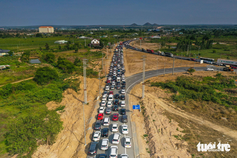 Ngày đầu khai thác, tắc nghẽn cả đầu vào - đầu ra cao tốc Phan Thiết - Dầu Giây - Ảnh 3. Ngày đầu khai thác, tắc nghẽn cả đầu vào - đầu ra cao tốc Phan Thiết - Dầu Giây - Ảnh 3.