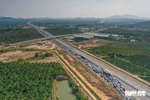 Ngày đầu khai thác, tắc nghẽn cả đầu vào - đầu ra cao tốc Phan Thiết - Dầu Giây - Ảnh 5. Ngày đầu khai thác, tắc nghẽn cả đầu vào - đầu ra cao tốc Phan Thiết - Dầu Giây - Ảnh 5.