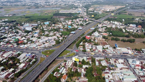 Cao tốc Long Thành - Dầu Giây thông thoáng, quốc lộ 1 ùn ứ nhẹ trong ngày lễ - Ảnh 1. Nút giao cao tốc TP.HCM - Long Thành - Dầu Giây với quốc lộ 51 tương đối thông thoáng, xe cộ đi lại dễ dàng trong sáng 29-4
