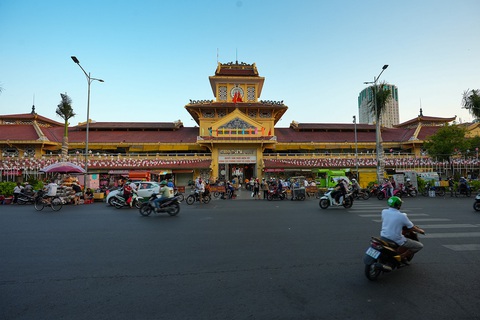 Sài Gòn - TP.HCM 325 năm hình thành và phát triển (1698-2023): Tìm nguồn lực từ PHỐ CỔ - Ảnh 1. Mặt tiền chợ Bình Tây, quận 6, TP.HCM - Ảnh: HẢI QUỲNH