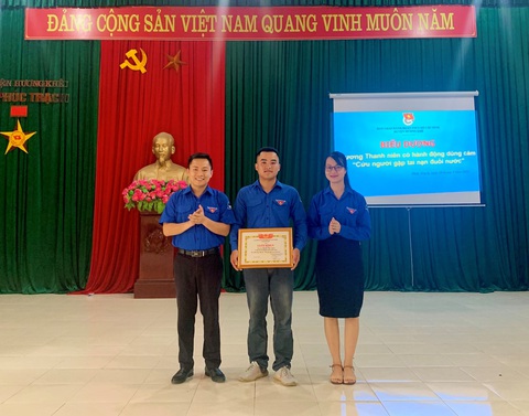 Bí thư chi đoàn lao xuống sông cứu học sinh đuối nước - Ảnh 1. Bí thư chi đoàn lao xuống sông cứu học sinh đuối nước - Ảnh 1.