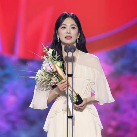 Song Hye Kyo đoạt Baeksang: Vinh quang sau nhiều đau khổ - Ảnh 5. Song Hye Kyo đoạt Baeksang: Vinh quang sau nhiều đau khổ - Ảnh 5.