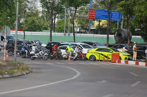 Nghỉ lễ, cao tốc TP.HCM - Long Thành - Dầu Giây lúc chặn lúc mở, xe cộ nhích từng chút - Ảnh 1. Đường dẫn vào cao tốc TP.HCM - Long Thành - Dầu Giây bị chặn ngay điểm giao đường Mai Chí Thọ