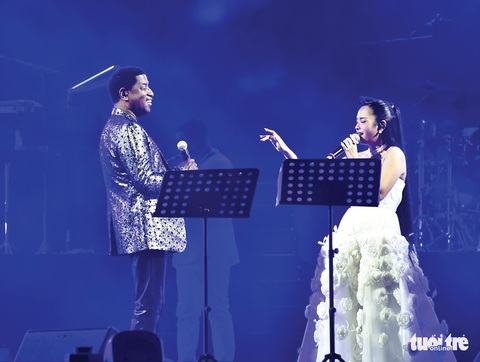 Mảnh đất nuôi dưỡng những tài năng - Ảnh 6. Ngôi sao quốc tế Babyface và ca sĩ Ngọc Mai song ca tại Hò Dô 2022 - Ảnh: T.T.D.