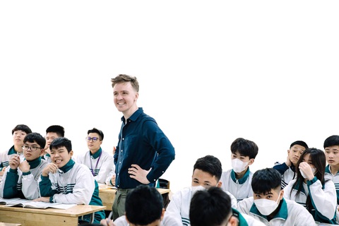 Dạy tiếng Anh và làm học trò ở Việt Nam - Ảnh 1. Tình nguyện viên Isaac Barnes giảng dạy tiếng Anh tại một trường THPT tại huyện Mê Linh, Hà Nội - Ảnh: DANH KHANG