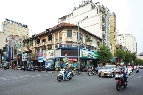 Sài Gòn - TP.HCM 325 năm hình thành và phát triển (1698-2023): Tìm nguồn lực từ PHỐ CỔ - Ảnh 6. Ngôi nhà góc phố Thủ Khoa Huân - Lê Thánh Tôn từng là khách sạn Cửu Long Giang, nơi diễn ra đờn ca tài tử đầu tiên - Ảnh: HỮU HẠNH