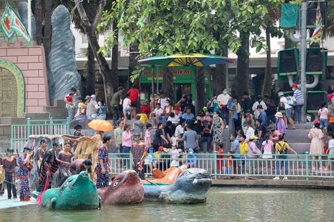 Người dân đổ về các điểm vui chơi ngày đầu nghỉ lễ - Ảnh 4. Người dân đổ về các điểm vui chơi ngày đầu nghỉ lễ - Ảnh 4.
