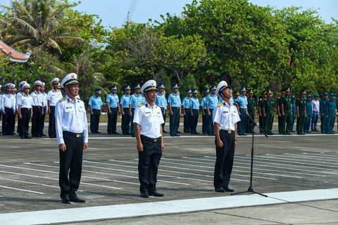 Xây dựng Quân đội nhân dân Việt Nam tinh, gọn, mạnh vì hòa bình- Ảnh 1. Chào cờ trên đảo Trường Sa - Ảnh: CHÍ TUỆ