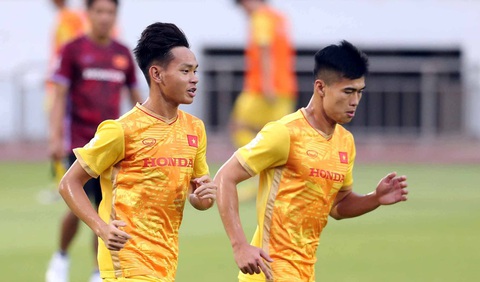 U22 Việt Nam gút danh sách dự SEA Games 32 - Ảnh 2. Bùi Vĩ Hào (bìa trái) không có tên trong danh sách 20 cầu thủ U22 Việt Nam dự SEA Games 32 - Ảnh: NGUYÊN KHÔI