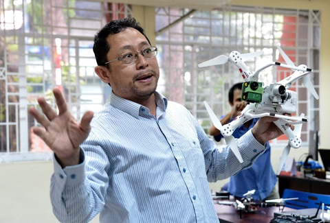 Nguyên phó thủ tướng Đức Philipp Rösler: Cảm xúc nguồn cội thôi thúc người Việt trở về - Ảnh 10. TS Nguyễn Đình Uyên, kiều bào Mỹ, giới thiệu thiết bị bay không người lái gắn camera quang phổ, cảnh báo thiếu nước trong vườn nông nghiệp tại Công viên phần mềm Quang Trung, TP.HCM - Ảnh: TỰ TRUNG