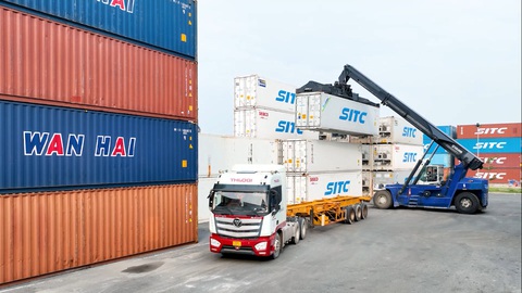 THILOGI mang đến nhiều giải pháp vận tải nội địa tối ưu cho doanh nghiệp - Ảnh 1. Đội ngũ vận tải đường bộ của THILOGI vận chuyển trái cây từ các nông trường tại Lào, Campuchia về cảng Chu Lai phục vụ xuất khẩu