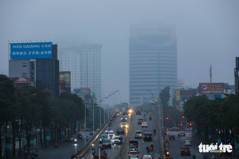 Sương mù dày đặc trên nhiều tuyến đường trung tâm Hà Nội - Ảnh 2. Hơn 6h sáng tại cầu vượt đường Trần Duy Hưng - Nguyễn Chí Thanh - Ảnh: DANH KHANG