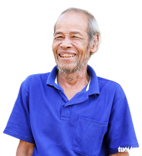 Người dân Prin Thành quyết giữ cánh rừng cuối cùng - Ảnh 2. Già Mơ, người đầu tiên trong thôn giữ rừng. Thời đó, ông dựng nhà sàn ngay dưới cánh rừng để bảo vệ thành lũy xanh cuối cùng ở xã A Dơi - Ảnh: TRẦN MAI