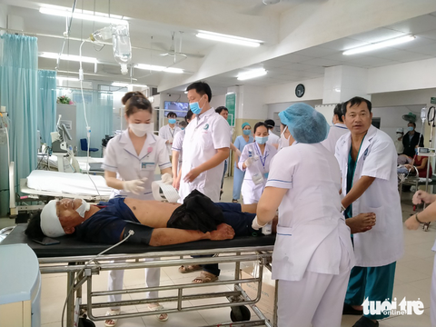 Xe tải lật vào vách núi, ít nhất 4 người chết, 5 người bị thương - Ảnh 4. Xe tải lật vào vách núi, ít nhất 4 người chết, 5 người bị thương - Ảnh 4.