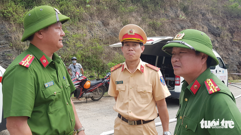 Xe tải lật vào vách núi, ít nhất 4 người chết, 5 người bị thương - Ảnh 9. Xe tải lật vào vách núi, ít nhất 4 người chết, 5 người bị thương - Ảnh 9.