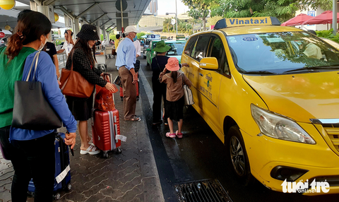 Bỏ kế hoạch thu thêm phí taxi ở Tân Sơn Nhất - Ảnh 1. Bỏ kế hoạch thu thêm phí taxi ở Tân Sơn Nhất - Ảnh 1.