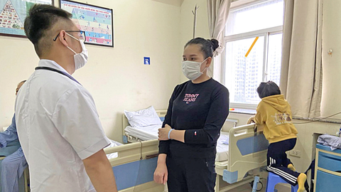 Trẻ bị bệnh đái tháo đường, làm sao nhận biết? - Ảnh 1. Bác sĩ Tuấn thăm khám cho bệnh nhân đang điều trị tại Bệnh viện Nội tiết trung ương - Ảnh: BVCC