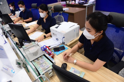 Lãi suất huy động đồng loạt đi xuống - Ảnh 1. Lãi suất huy động đồng loạt đi xuống - Ảnh 1.