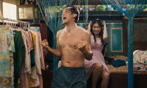 Trailer Lật mặt 6: Trung Dũng nhai ly thủy tinh, Lý Hải xé đôi vé số trăm tỉ - Ảnh 4. Trailer Lật mặt 6: Trung Dũng nhai ly thủy tinh, Lý Hải xé đôi vé số trăm tỉ - Ảnh 4.