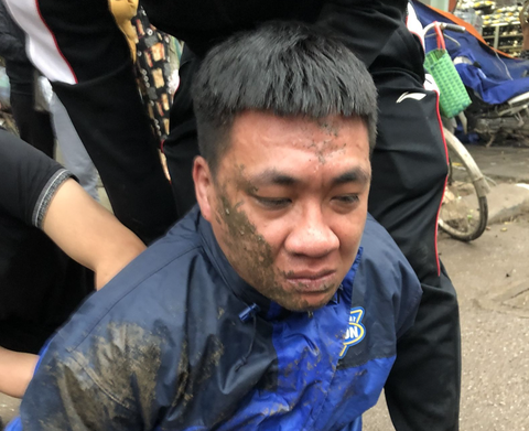 Công an mật phục, bắt người đi SH cướp giật dây chuyền vàng - Ảnh 1. Công an mật phục, bắt người đi SH cướp giật dây chuyền vàng - Ảnh 1.