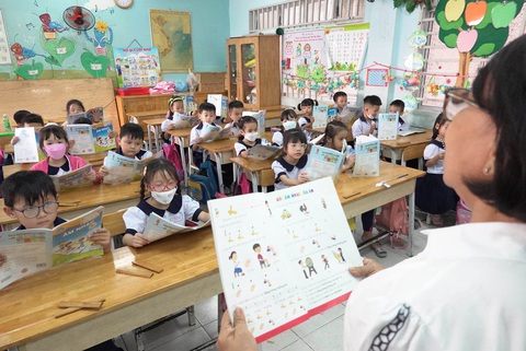 Một tiết học âm nhạc của học sinh lớp 1 Trường tiểu học Lý Cảnh Hớn, Q.5, TP.HCM - Ảnh: NHƯ HÙNG Một tiết học âm nhạc của học sinh lớp 1 Trường tiểu học Lý Cảnh Hớn, Q.5, TP.HCM - Ảnh: NHƯ HÙNG