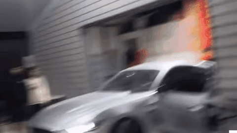 Quên đóng cửa, chủ xe Ford Mustang trả giá đắt khi lùi - Ảnh 2. Quên đóng cửa, chủ xe Ford Mustang trả giá đắt khi lùi - Ảnh 2.