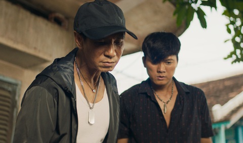 Trailer Lật mặt 6: Trung Dũng nhai ly thủy tinh, Lý Hải xé đôi vé số trăm tỉ - Ảnh 8. Trailer Lật mặt 6: Trung Dũng nhai ly thủy tinh, Lý Hải xé đôi vé số trăm tỉ - Ảnh 8.