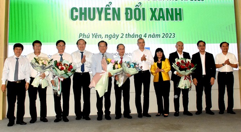 Lãnh đạo tỉnh Phú Yên, Bộ Tài nguyên và Môi trường chúc mừng ban chủ nhiệm Câu lạc bộ Báo chí phát triển xanh hướng đến Net Zero Lãnh đạo tỉnh Phú Yên, Bộ Tài nguyên và Môi trường chúc mừng ban chủ nhiệm Câu lạc bộ Báo chí phát triển xanh hướng đến Net Zero