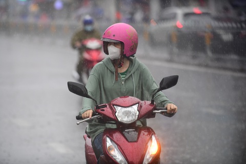 Thời tiết hôm nay 4-4: Nam Bộ tiếp tục mưa nhưng vẫn oi bức - Ảnh 1. Thời tiết hôm nay 4-4: Nam Bộ tiếp tục mưa nhưng vẫn oi bức - Ảnh 1.