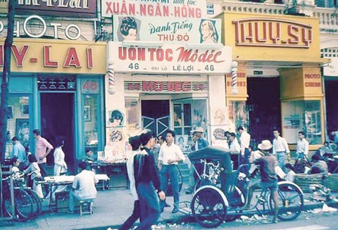Lê Lợi, đại lộ tình yêu - Kỳ 3: Lê Lợi, đại lộ đâu chỉ có tình yêu - Ảnh 1. Mỹ Lai ảnh viện khoảng thập niên 1950 trên đường Lê Lợi - Ảnh tư liệu