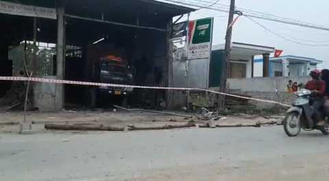 Nhân chứng bàng hoàng vụ nổ gara ô tô làm hai người chết - Ảnh 1. Nhân chứng bàng hoàng vụ nổ gara ô tô làm hai người chết - Ảnh 1.