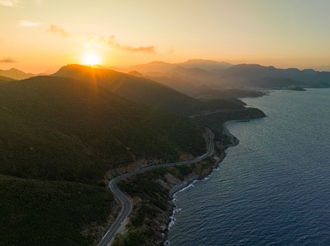 Bắc Nha Trang - điểm đến mới hè 2023 - Ảnh 2. Đặc biệt, trên đỉnh đèo Lương Sơn - Bãi Tiên, du khách vừa có thể ngắm hai thời khắc đẹp nhất trong ngày là hoàng hôn và bình minh trên Vịnh kỳ quan.