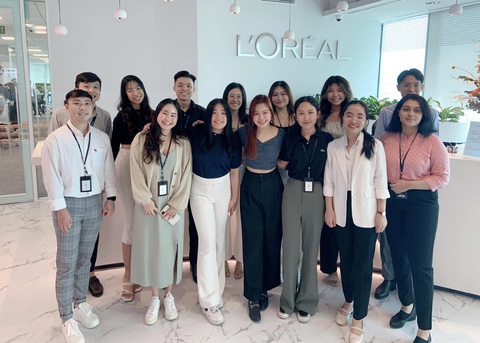 Tiêu chí nào để ba mẹ đánh giá chất lượng trường học quốc tế cho con? - Ảnh 3. Cựu học sinh VAS Nguyễn Thúy Quỳnh (thứ hai hàng đầu, từ phải sang) cùng các thực tập sinh người Singapore tại trụ sở của L'Oréal SAPMENA ngày 10-1-2022.