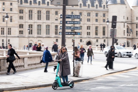 Người dân Paris bỏ phiếu cấm xe scooter điện - Ảnh 1. Người dân Paris bỏ phiếu cấm xe scooter điện - Ảnh 1.