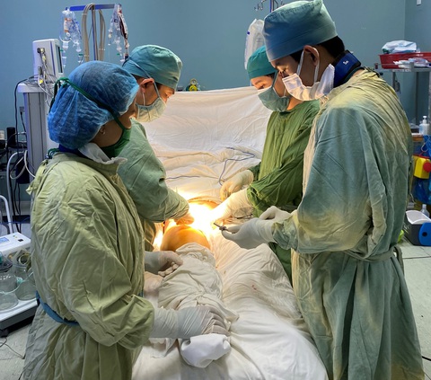 Vụ cây xanh Trường Trần Văn Ơn bật gốc: Người phụ nữ mang thai bị rách thận, vỡ gan... - Ảnh 1. Vụ cây xanh Trường Trần Văn Ơn bật gốc: Người phụ nữ mang thai bị rách thận, vỡ gan... - Ảnh 1.